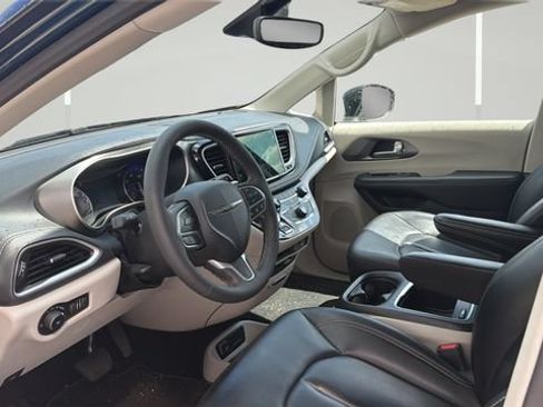 Certified 2023 Chrysler Pacifica Touring-L w/ Uconnect Theater Family Group AWD/4WD image 10