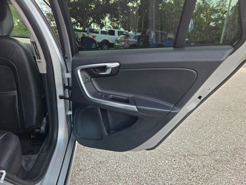 Used 2018 Volvo V60 T5 Cross Country image 28