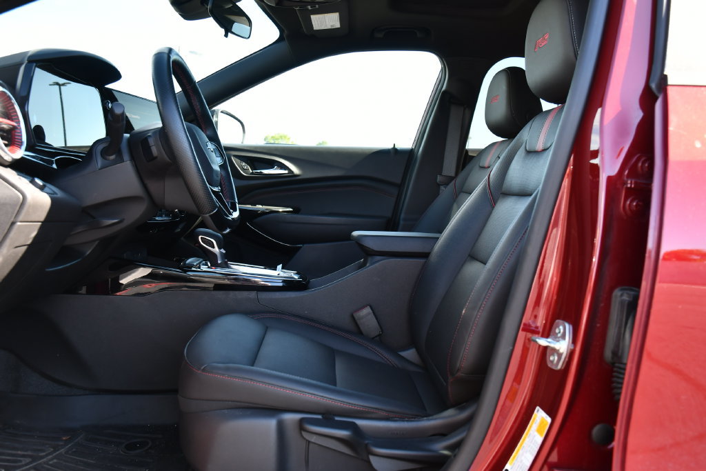Used 2025 Chevrolet Trax RS w/ Sunroof Package FWD image 14