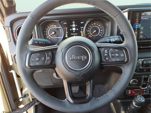 Used 2025 Jeep Gladiator Rubicon AWD/4WD image 23
