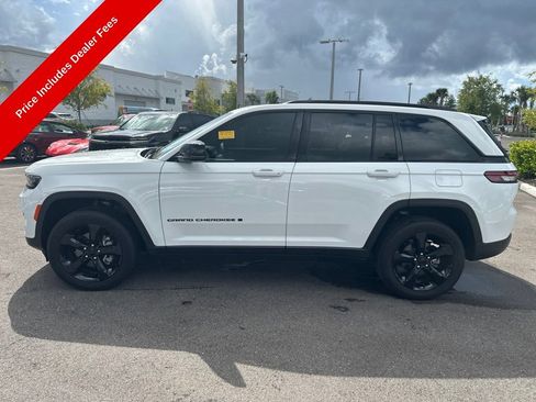 Used 2025 Jeep Grand Cherokee Altitude AWD/4WD image 2