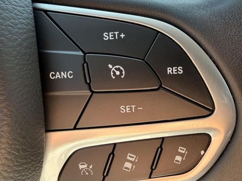 Used 2023 Chrysler Pacifica Touring-L FWD image 17