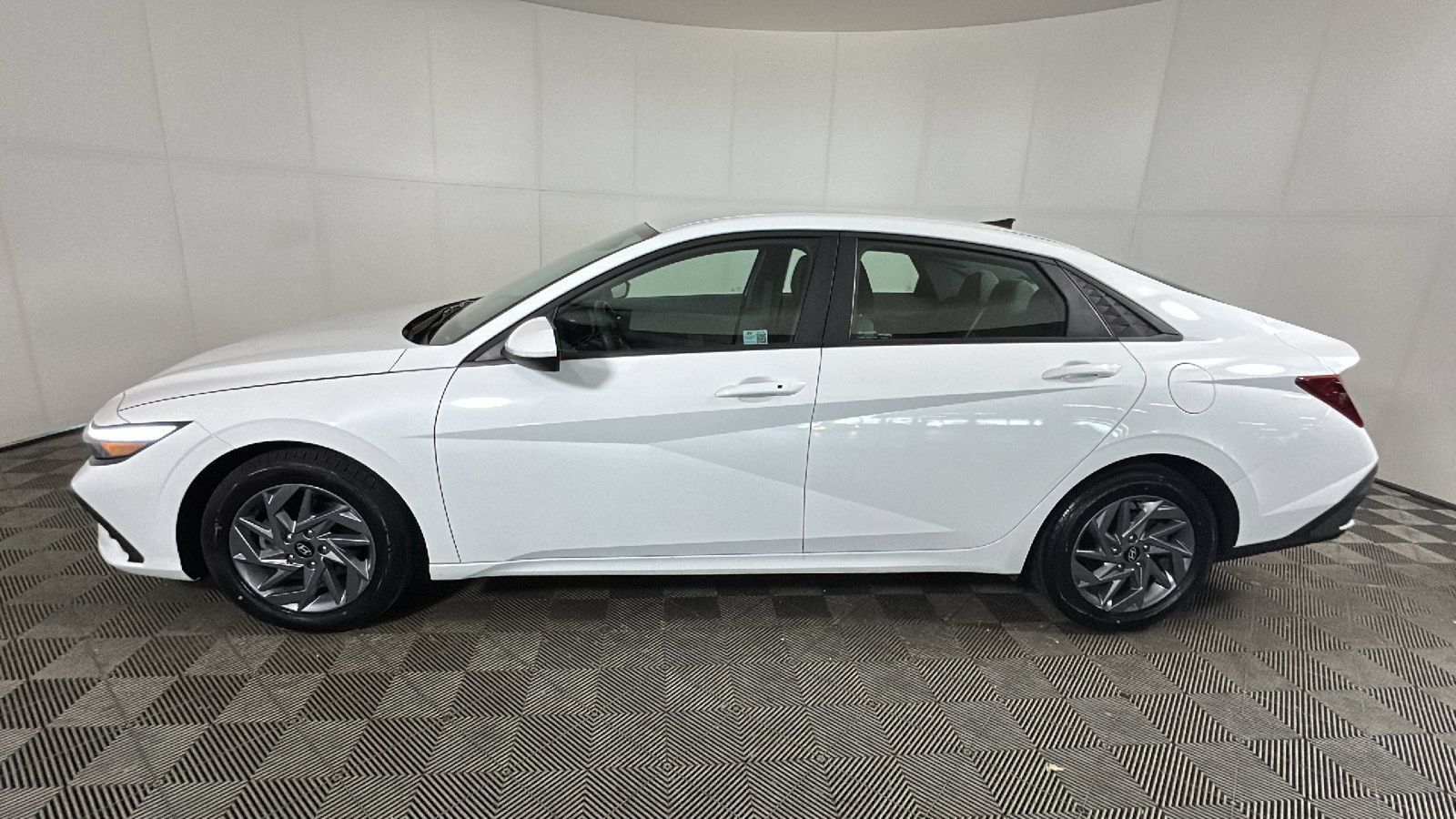 Certified 2024 Hyundai Elantra SEL FWD image 7