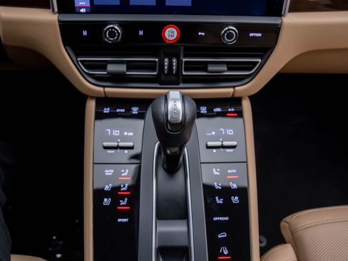 Certified 2023 Porsche Macan image 25