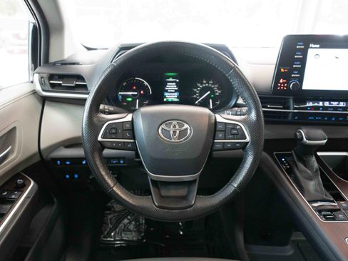 Used 2021 Toyota Sienna XLE FWD image 21