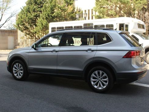Used 2019 Volkswagen Tiguan SE w/ Panoramic Sunroof Package image 9