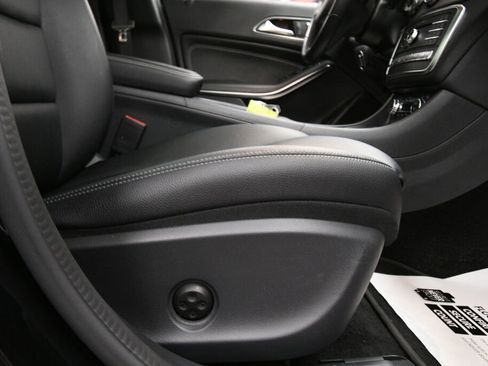 Used 2020 Mercedes-Benz GLA 250 4MATIC w/ Premium Package image 29