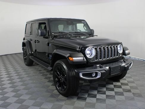 Used 2025 Jeep Wrangler Unlimited Sahara AWD/4WD image 24