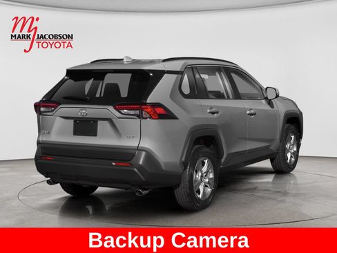 Used 2019 Toyota RAV4 XLE w/ Convenience Package FWD image 2