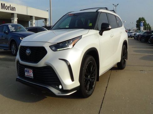 Used 2023 Toyota Highlander XSE image 2