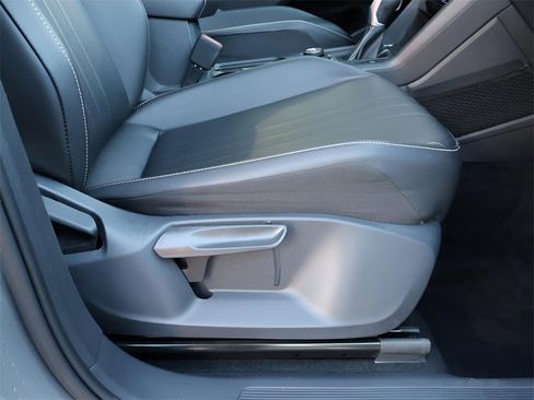 Used 2022 Volkswagen Tiguan SE w/ Panoramic Sunroof Package image 13