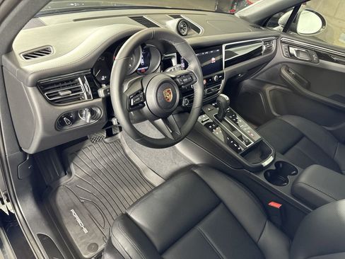 Used 2025 Porsche Macan image 4