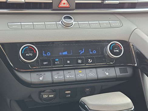 Used 2025 Hyundai Elantra SEL FWD image 27