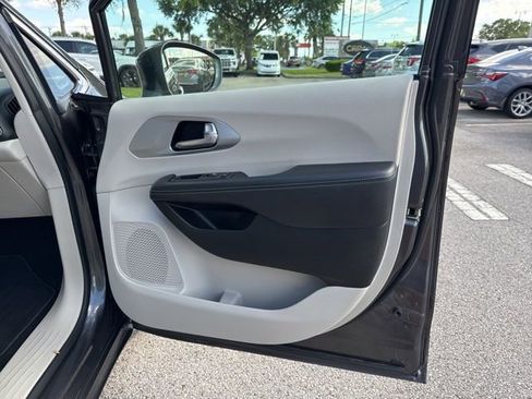 Used 2018 Chrysler Pacifica Touring-L image 13