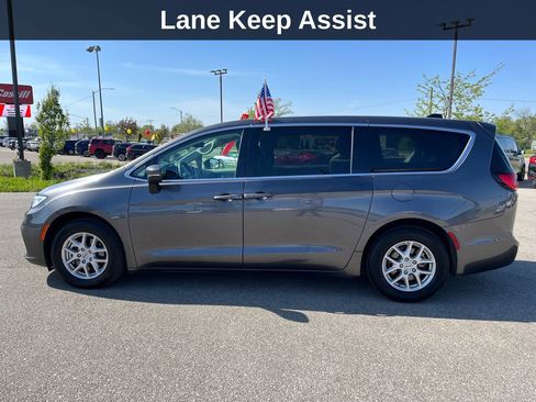 Used 2023 Chrysler Pacifica Touring-L FWD image 2