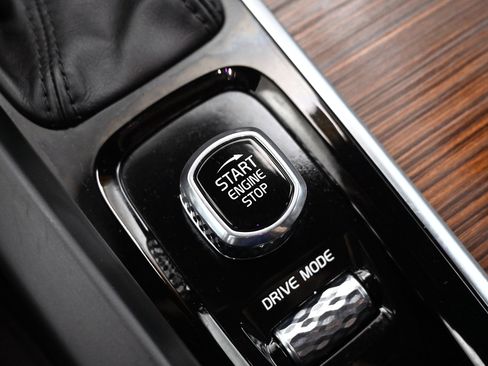 Used 2020 Volvo V60 T5 Cross Country image 17