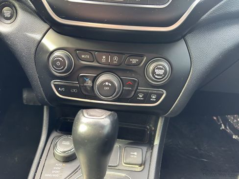 Used 2021 Jeep Cherokee Latitude Plus image 19