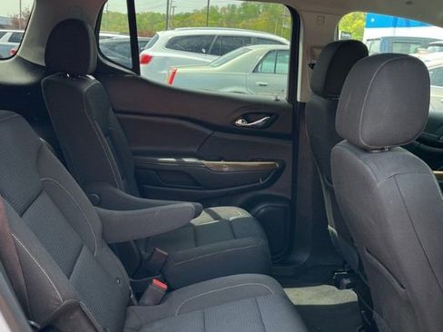 Used 2023 GMC Acadia SLE w/ Driver Convenience Package FWD image 9