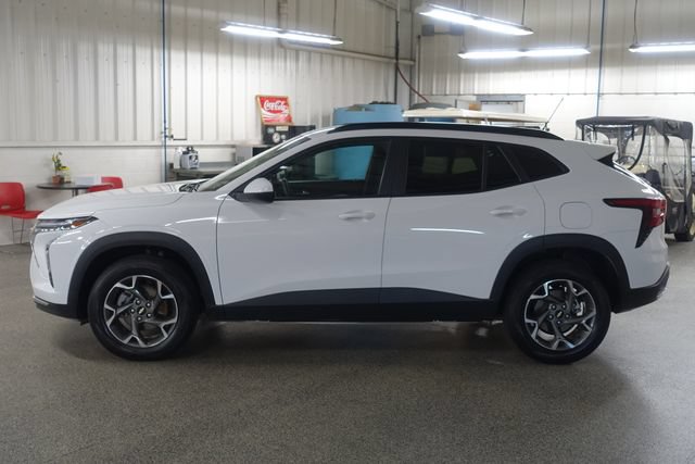 Used 2025 Chevrolet Trax LT FWD image 4