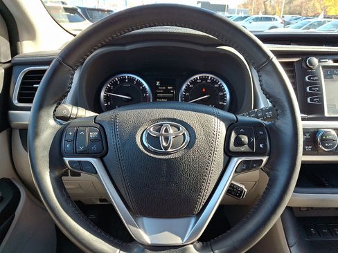 Used 2017 Toyota Highlander XLE image 18