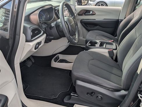 Used 2019 Chrysler Pacifica Touring Plus image 5