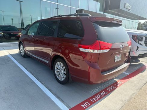 Used 2013 Toyota Sienna LE w/ Towing Pkg AWD/4WD image 6