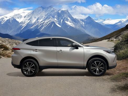 Used 2021 Toyota Venza LE image 6