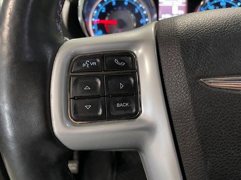 Used 2014 Chrysler Town & Country Touring-L w/ Driver Convenience Group image 11