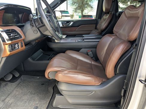 Used 2022 Lincoln Navigator Reserve image 9