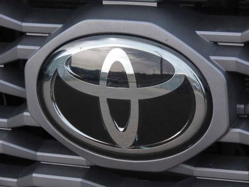 Used 2022 Toyota Tacoma TRD Off-Road image 11