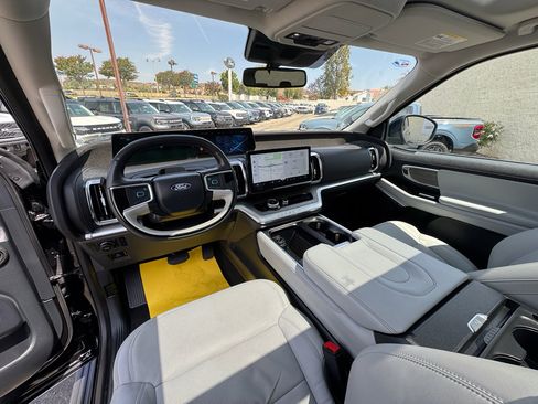 Used 2025 Ford Expedition Platinum AWD/4WD image 14