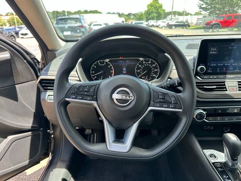 Used 2025 Nissan Altima 2.5 SV FWD image 17