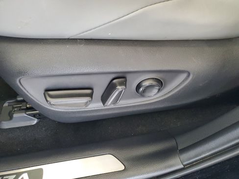 Used 2021 Toyota Venza XLE w/ Carpet Mat Package (TMS) image 7