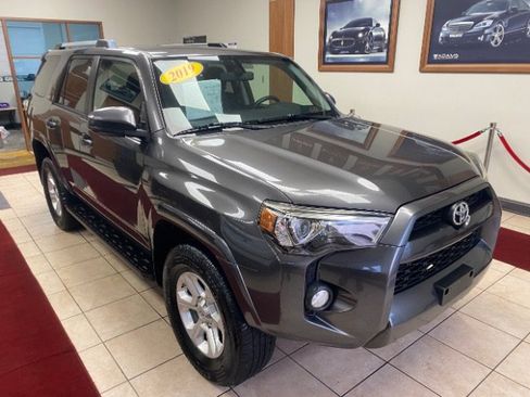 Used 2019 Toyota 4Runner SR5 AWD/4WD image 4