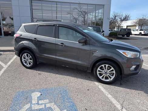 Used 2017 Ford Escape SE image 31