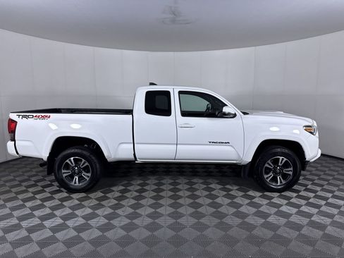 Used 2016 Toyota Tacoma TRD Sport w/ Towing Package AWD/4WD image 10
