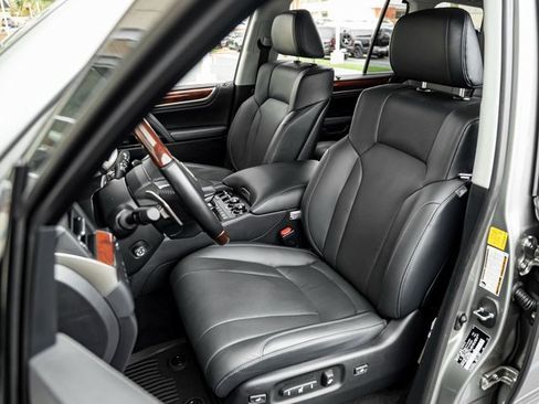 Used 2021 Lexus LX 570 4WD w/ Luxury Package image 12