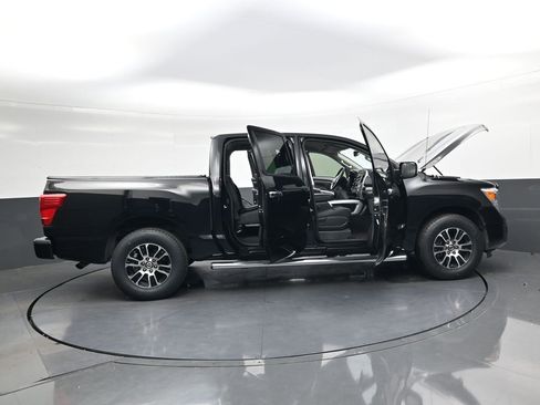 Used 2021 Nissan Titan SV w/ SV Convenience Package image 35
