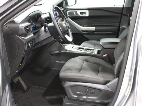 Used 2023 Ford Explorer XLT AWD/4WD image 3