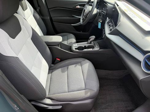 Used 2025 Chevrolet Trax LS w/ LS Convenience Package FWD image 13