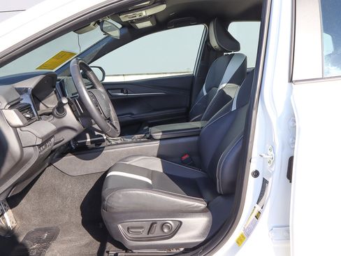 Used 2025 Toyota Camry SE image 7