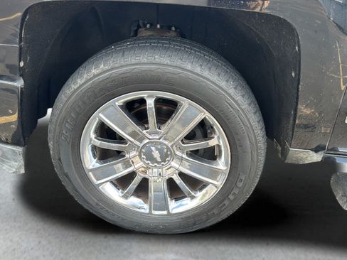 Used 2015 Chevrolet Silverado 1500 High Country w/ High Country Premium Package AWD/4WD image 18