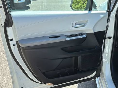 Used 2025 Toyota Sienna XLE AWD/4WD image 9