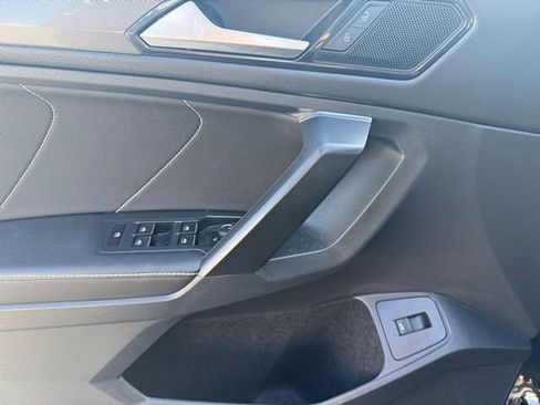Used 2023 Volkswagen Tiguan SE w/ Panoramic Sunroof Package image 12