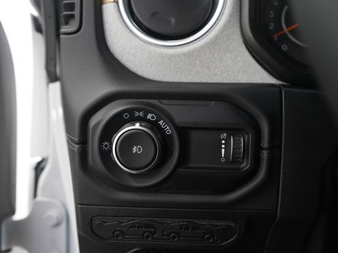 Used 2025 Jeep Wrangler Sahara image 24