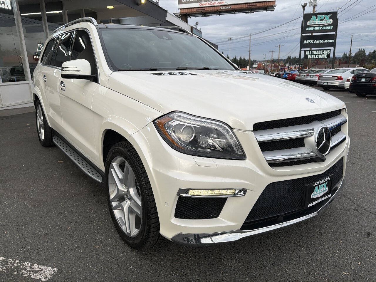 Used 2015 Mercedes-Benz GL 550 4MATIC w/ Driver Assistance Package image 14