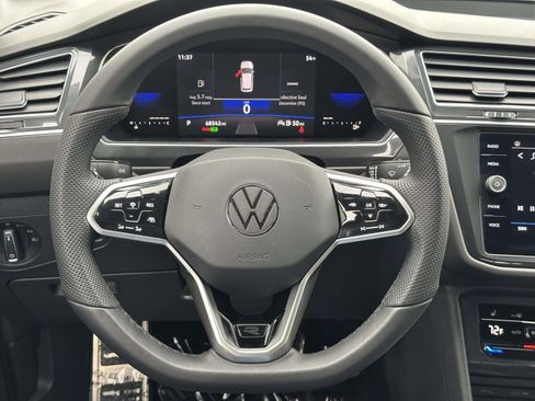 Certified 2022 Volkswagen Tiguan SE R-Line image 19