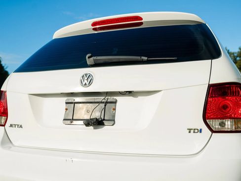 Used 2010 Volkswagen Jetta TDI FWD image 52