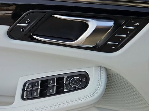 New 2026 Porsche Macan image 7