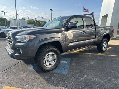 Used 2016 Toyota Tacoma SR5 RWD image 3